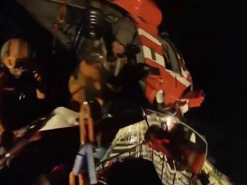 黑鷹直升機深夜出勤  空勤總隊成功完成花蓮東南70海浬海上救難任務