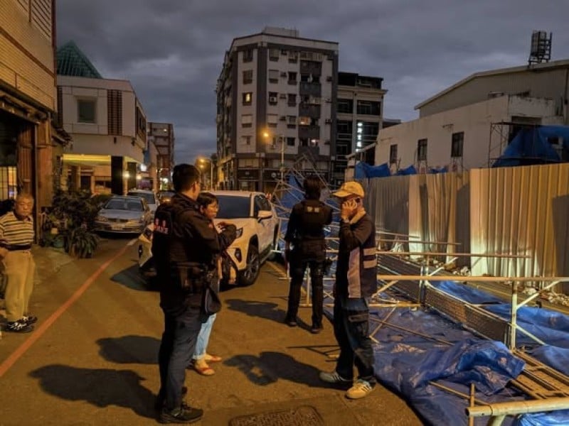 花蓮市區傳工安疑慮 ! 富安路老舊旅館整建「鷹架倒塌、落石砸窗」市長魏嘉彥 : 請改道、勿前往