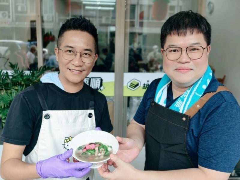 冬至日胡仁順、歐彥志親煮客家鹹湯圓祈願花蓮平安連年