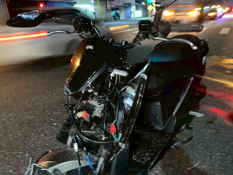 路口機車、小貨車碰撞 騎士、乘客右腳骨折 吉警 : 行經路口應減速慢行