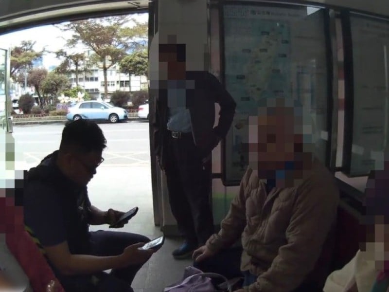 老婦迷途獨坐吉安車站月台 暖警助返家