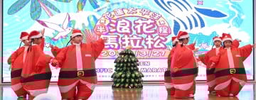 天使、恩典、三立芳幼兒園至縣府報佳音 縣長徐榛蔚暖發糖果 送上聖誕祝褔