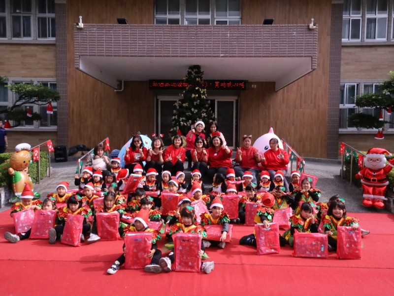 鄉立幼兒園及培德幼兒園的小寶貝們至新城鄉公所報佳音 何禮臺將祝福傳遞給新城每一名鄉親