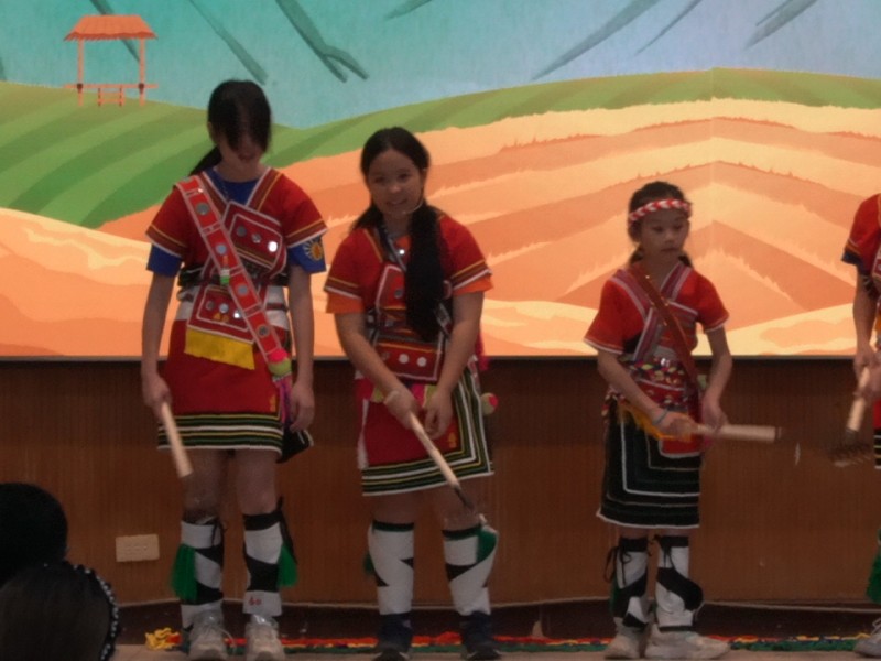 春日國小聖誕佳音「雙語歌謠、古今弓藝」5G 科技課程獲教育部特