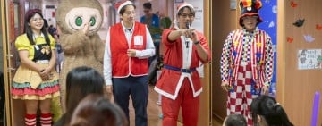 聖誕前夕送暖進病房　魏嘉賢率愛花蓮基金會攜手藝人陳子強陪病童歡樂過節