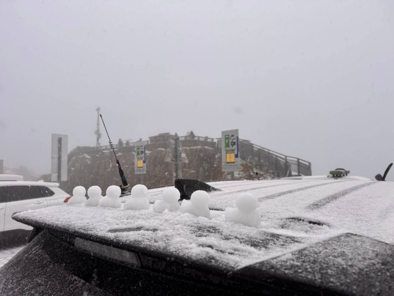 下雪了 ! 台14甲線「昆陽大禹嶺路段」今8時起限加掛雪鏈通行、機動調整