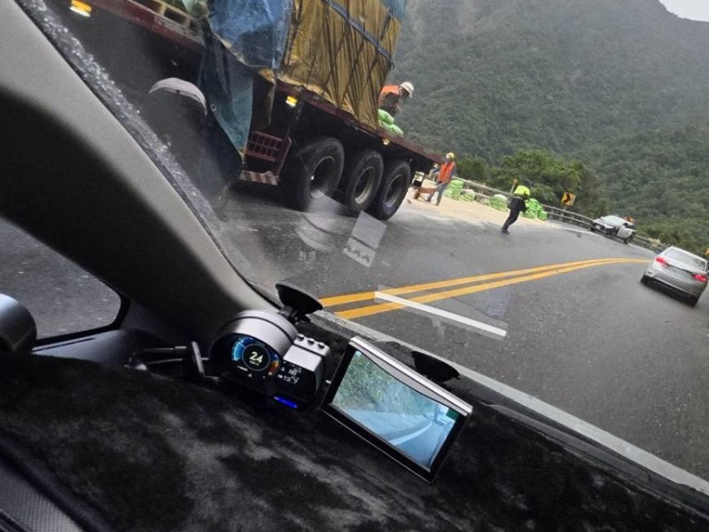 台9線南澳路段疑「多袋水泥散落」占南下部分車道 已排除