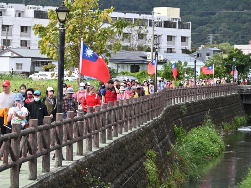 「繽紛吉安・幸福加馬」元旦健走趣 游淑貞伴五千名鄉親齊聚鬱金香升旗