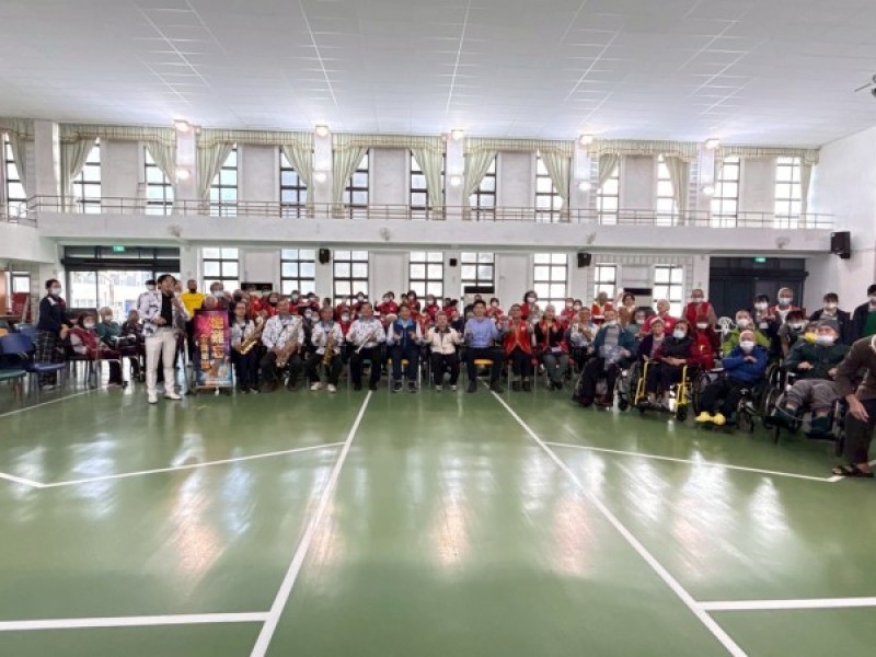 魏嘉賢攜「意難忘」樂團撫慰長者辭舊歲