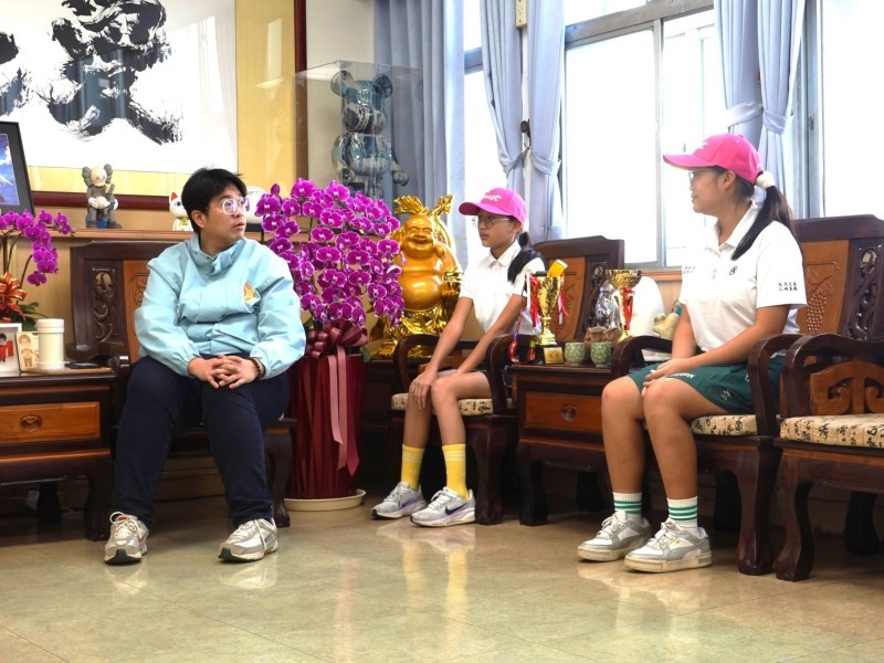 花蓮高球小將創佳績 楊喻丞、楊喻棠姊妹拜會魏嘉彥分享榮耀