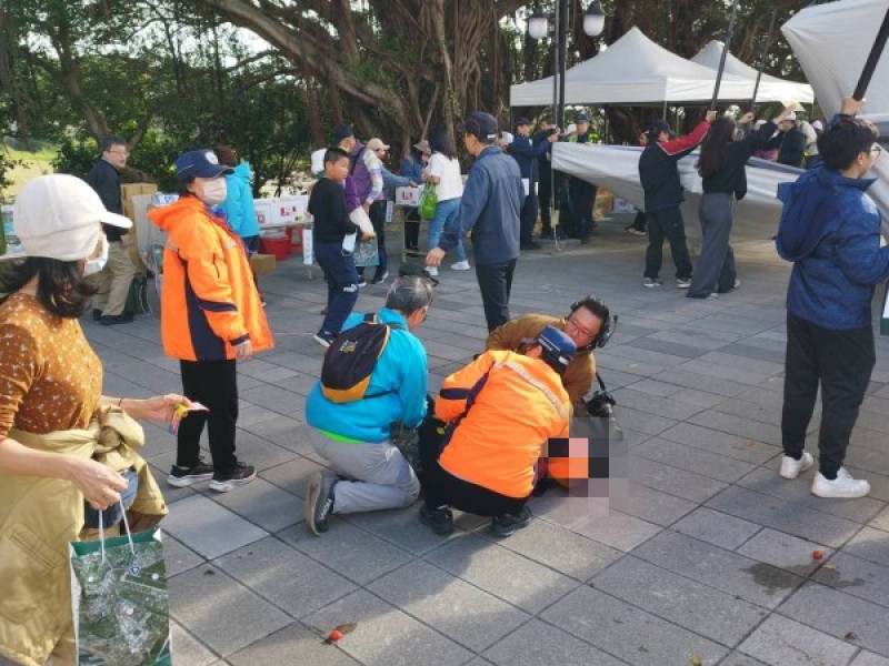 元旦健走風太大 吹垮帳篷砸傷人