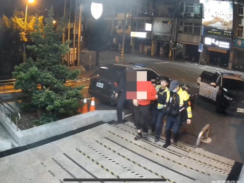 酒醉男子闖入跨年晚會舞台 被警方帶走