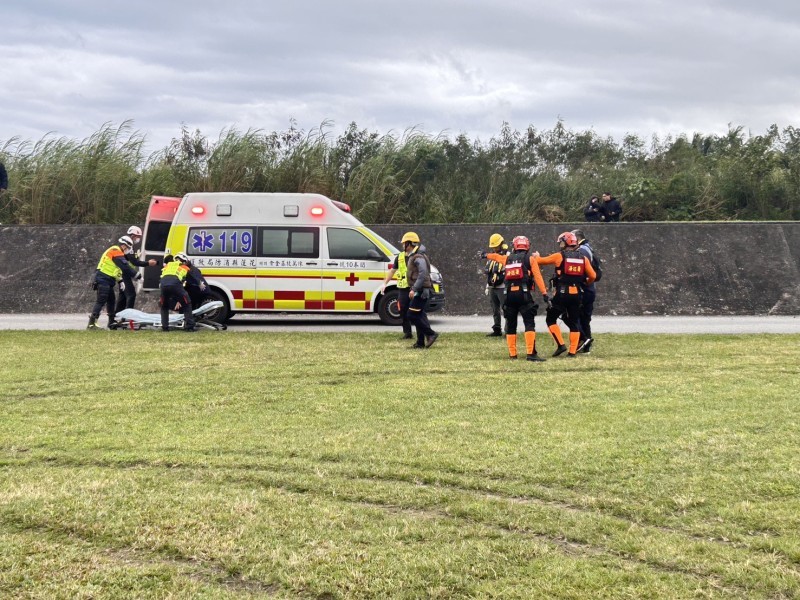 為救擱淺貨輪拖船也擱淺 船員因此受傷由黑鷹救出