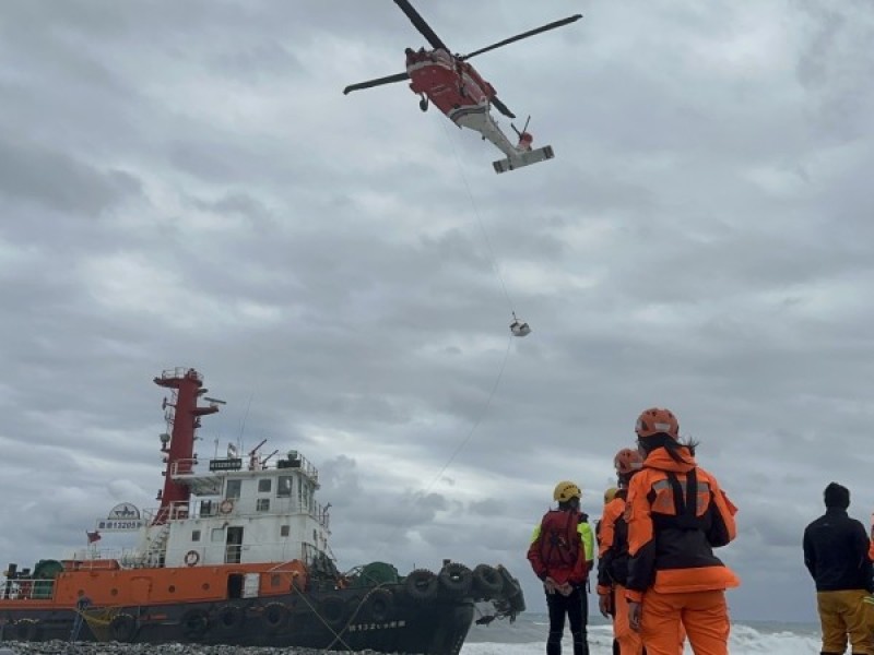散裝貨輪與拖船擱淺化仁沙灘 航港局持續救援並嚴防油污