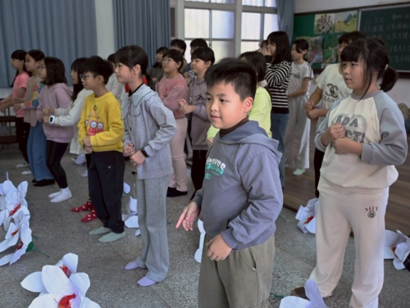 企業支持明廉國小「小哈客合唱團」發光