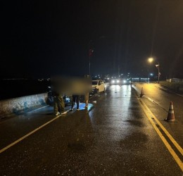 機車自摔滑入對向車道再撞上自小客騎士不治