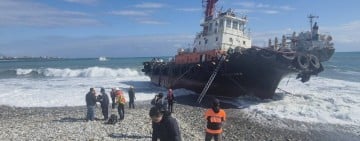 「通鴻輪」脫淺後 拖船「臺港13205」也於下午脫淺