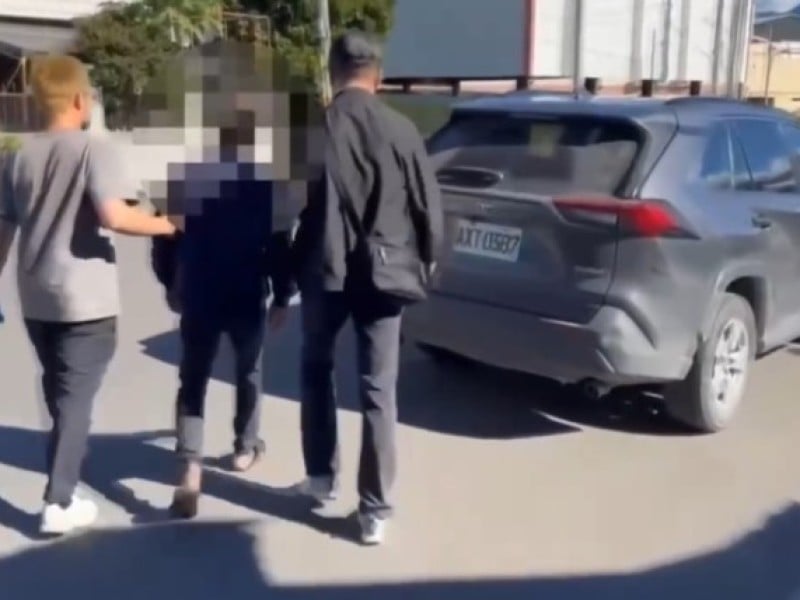 誤會仇家開車跟蹤持獵槍射擊 被抓時還起獲毒品