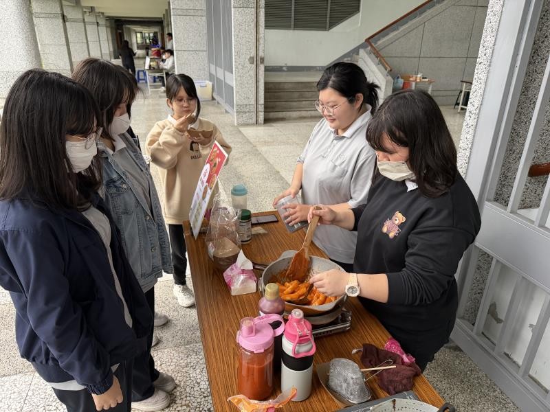 慈大經管系學生擺攤做生意 驗證流通管理所學