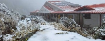 寒流報到嘉明湖步道降雪 山屋周邊積雪2至3公分銀白美景現身