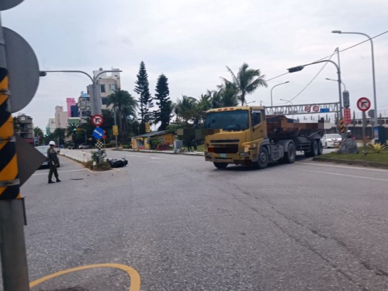 曳引車與機車北濱外環道南口相撞 騎士輕傷