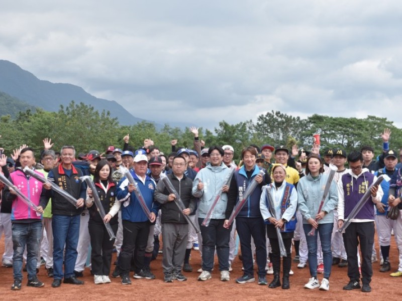 市長盃慢壘賽寒風中熱血開打