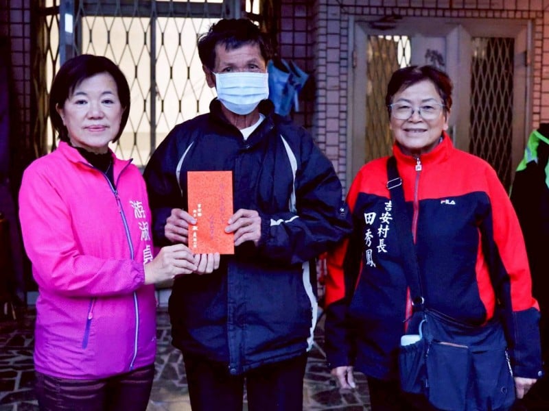 吉安子弟事業有成續六年捐款回饋 游淑貞親代送救助金關懷弱勢家戶