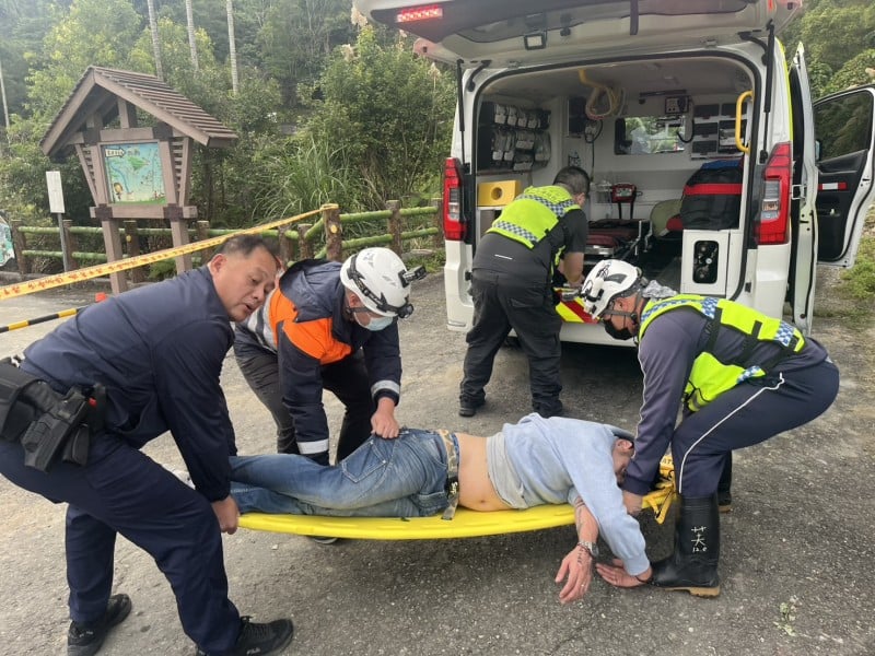 鍥而不捨挽救意圖輕生男 ! 鳳警偏僻水圳小路尋獲冬男 家屬感激