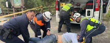 鍥而不捨挽救意圖輕生男 ! 鳳警偏僻水圳小路尋獲冬男 家屬感激