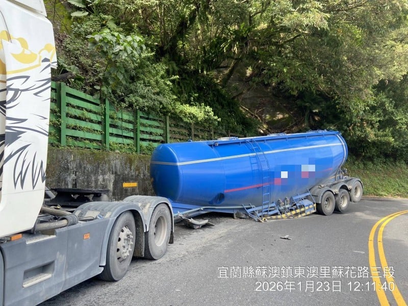 曳引車後方槽桶在蘇花東澳段陷邊溝