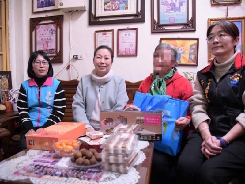 徐榛蔚探訪獨居長輩關懷送暖
