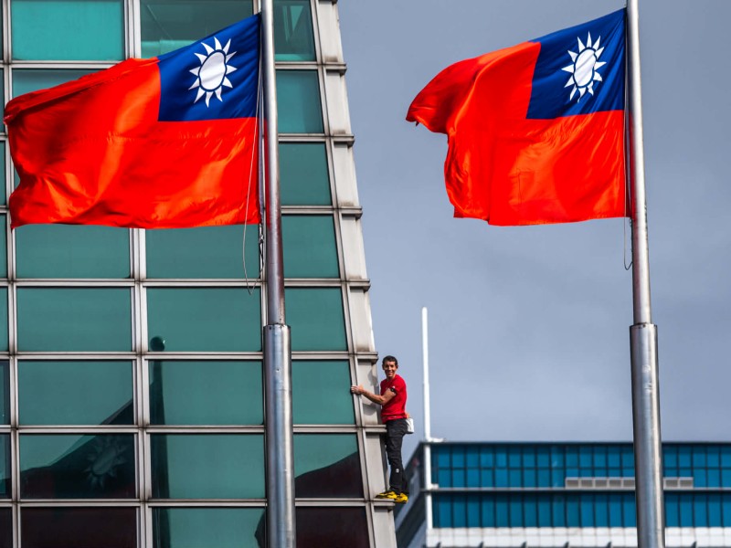 極限挑戰震撼全球 艾力克斯‧霍諾德赤手登頂台北101 成功