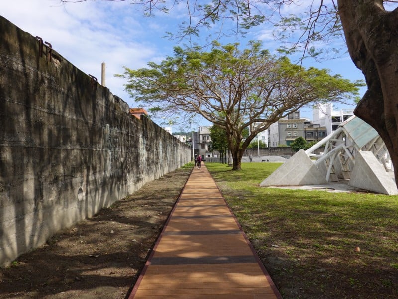 自由廣場塑木步道整修完工啟用　打造友善運動空間