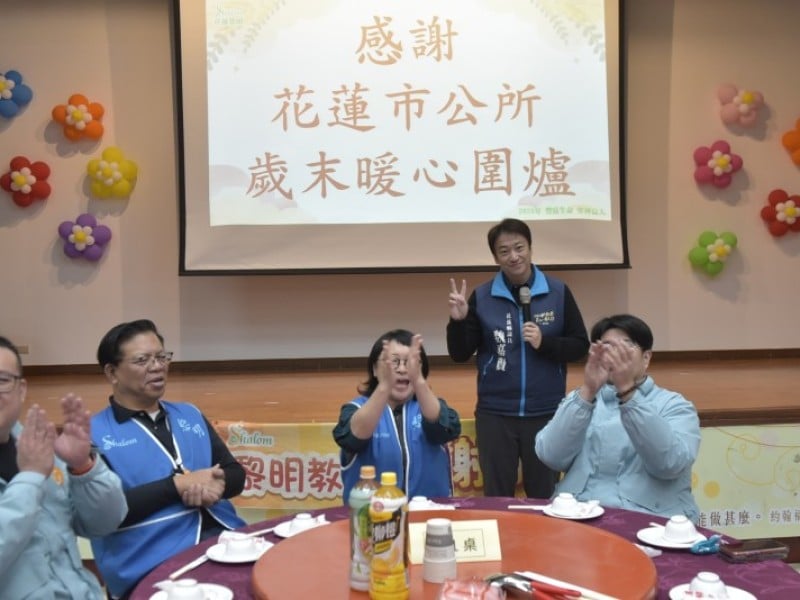 魏嘉彥與黎明教養院院生溫馨圍爐