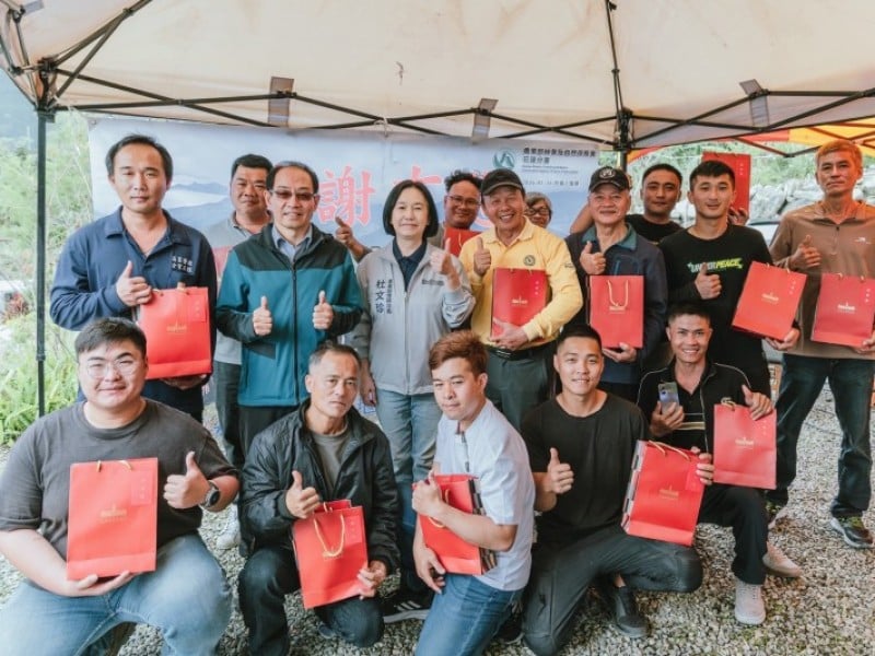 農業部次長杜文珍慰問馬太鞍溪堰塞湖壩體降挖工程團隊