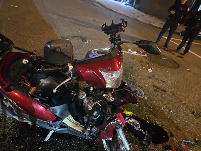 無照駕駛小貨車轉彎撞機車騎士受傷送醫