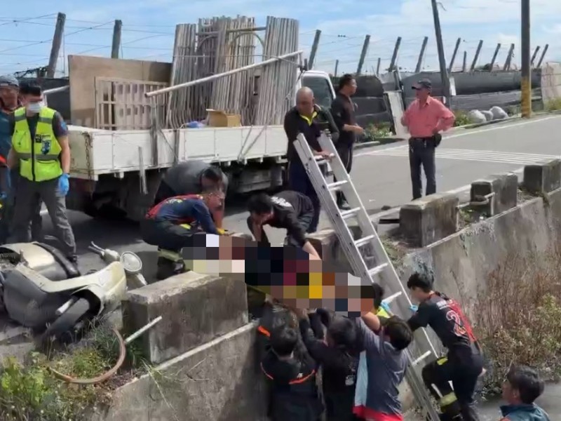 台東市重慶路貨車與機車對撞 65歲騎士遭拋飛墜溝　送醫搶救不治