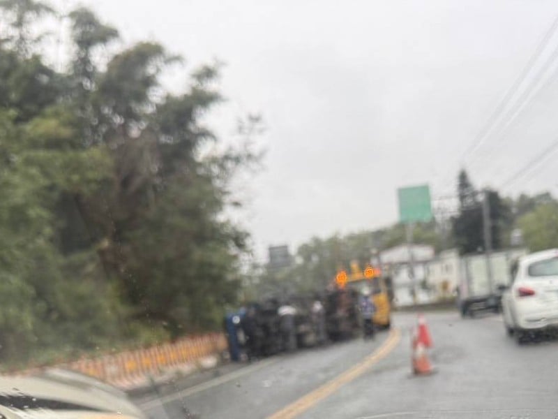 翻車了 ! 台9線萬寧路段 汽車不明原因翻覆