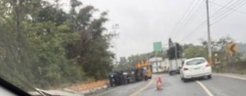 翻車了 ! 台9線萬寧路段 汽車不明原因翻覆