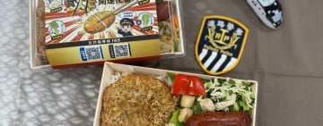 鐵警攜手臺鐵 推出春節限定「食炸開運便當」— 舌尖上的防詐術！大啖豬排、干貝 讓您聰明識詐守荷包