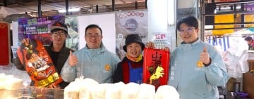 魏嘉彥春節前夕走訪市場拜早年送春聯