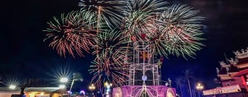 2026 花蓮太平洋燈會盛大開幕 人潮齊聚 光影、音樂、絢麗煙火 「會呼吸的奇蹟之塔」絕美首演