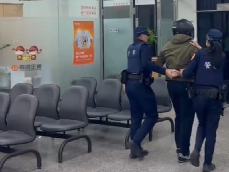 花警攜手臺灣企銀進行防搶演練