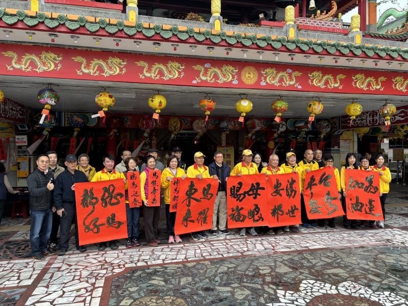 花蓮勝安宮春聯結善緣登場　柏瑞青感謝鄉親護持　書法傳承添年味