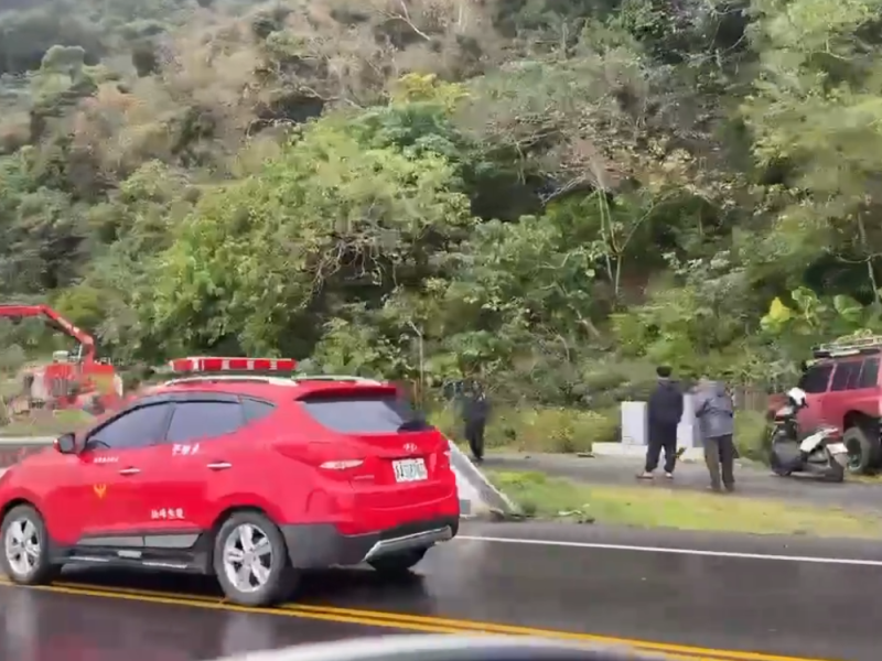 台9線南迴公路轎車撞橋墩翻落20米山谷　40歲駕駛命危送醫搶救