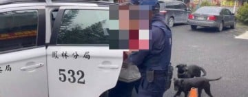 酒醉男一早持刀斧失控咆哮