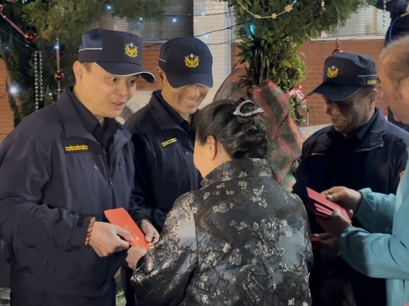 頒發春節慰問金 ! 徐榛蔚慰勞南區員警、協勤民力 激勵工作士氣