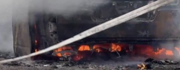 岸邊驚傳火燒車 ! 計程車突起火燒剩空架