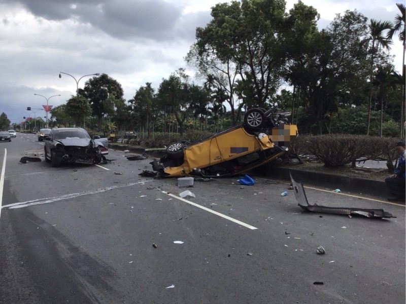 志學2車撞毀 計程車翻覆 消防 : 2傷分流送醫