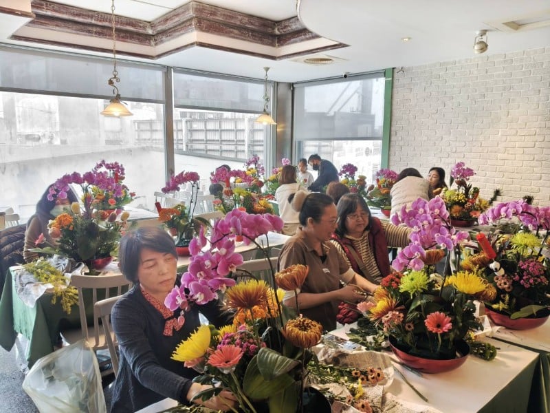 民宿業者們迎春「插花體驗」活動  象徵馬到福臨、馬到成功